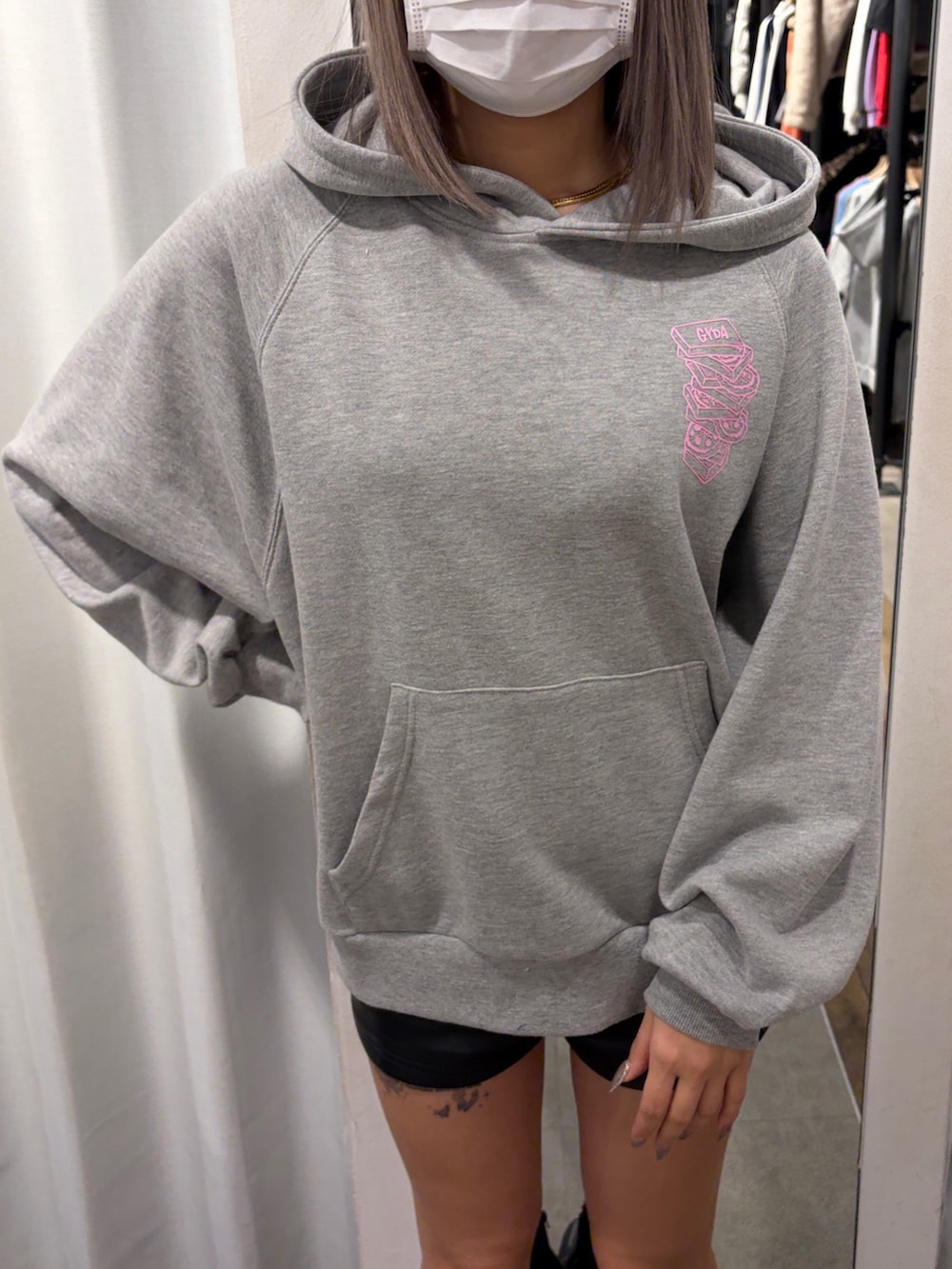 グレー系のパーカー、ブラック系のその他パンツ、ブラック系のブーツを着用したレディースの冬コーディネートの4枚目の写真