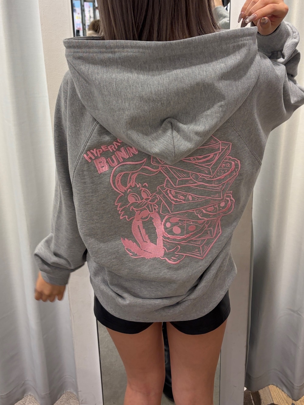 グレー系のパーカー、ブラック系のその他パンツ、ブラック系のブーツを着用したレディースの冬コーディネートの5枚目の写真