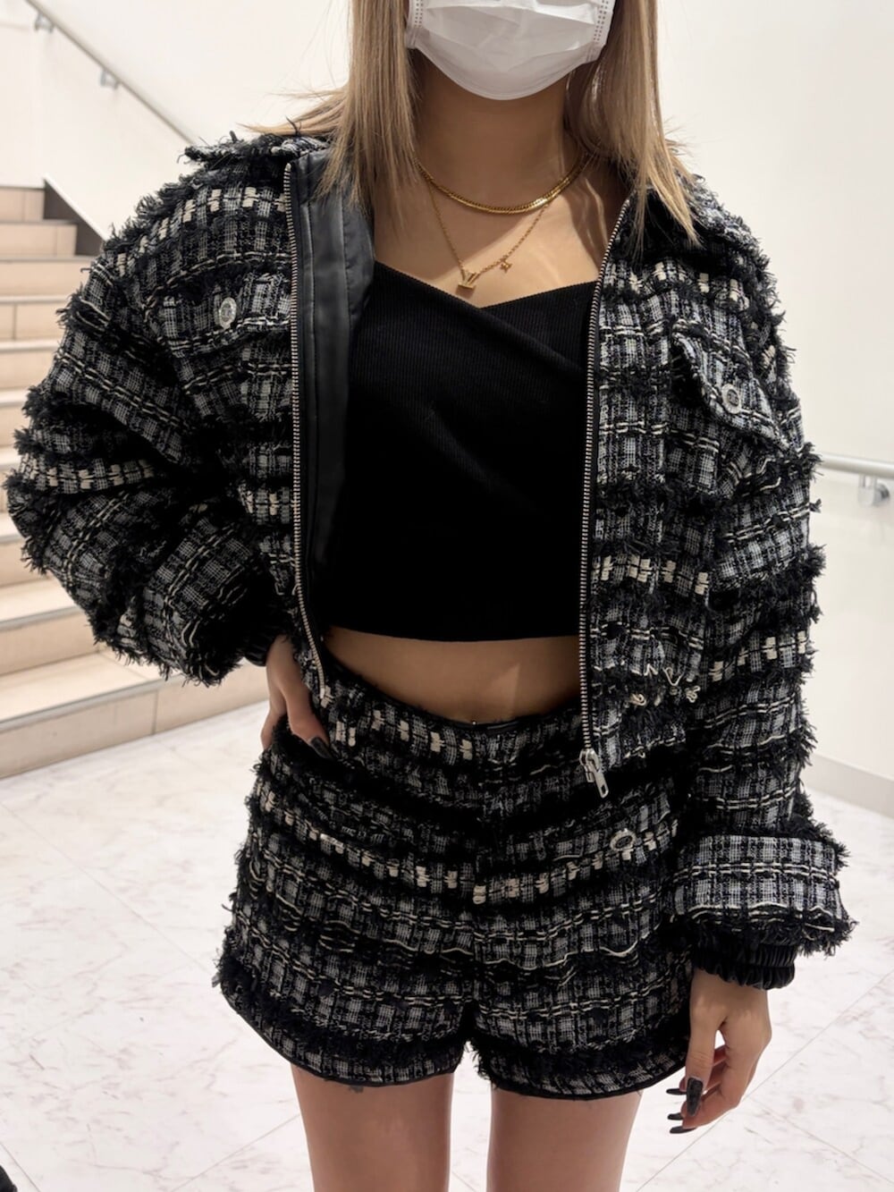 ブラック系のブーツ、ブラック系のその他アウター、ブラック系のその他パンツを着用したレディースの春コーディネートの4枚目の写真