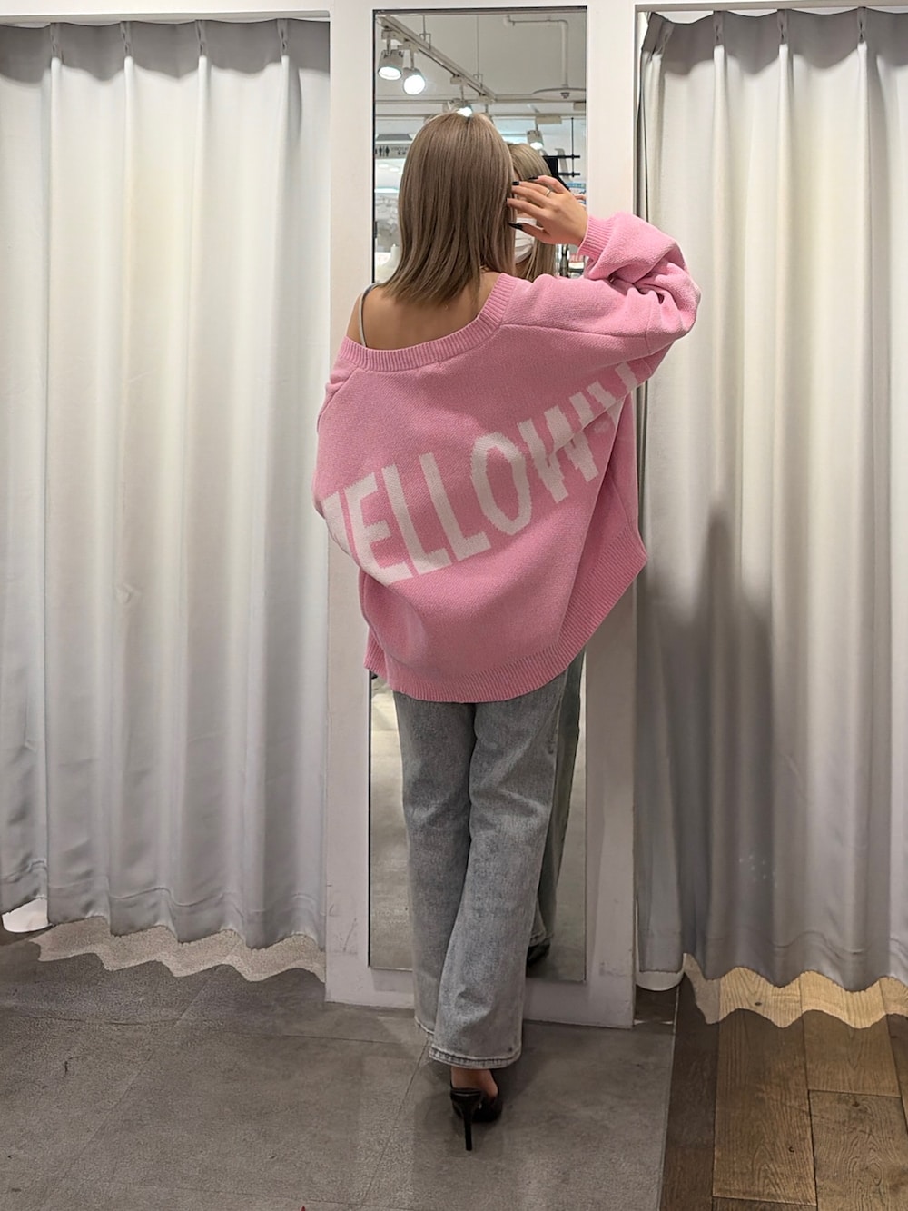 ブルー系のつなぎ/オールインワン、ピンク系のカーディガン/ボレロ、ブラック系のパンプスを着用したレディースの冬コーディネートの2枚目の写真