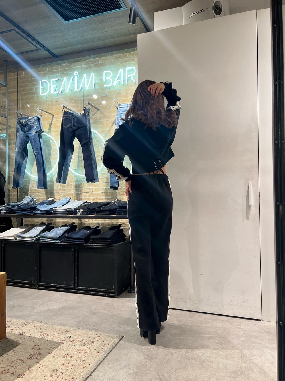 ブラック系のその他パンツ、ブラック系のパーカー、ブラック系のブーツを着用したレディースの冬コーディネートの3枚目の写真