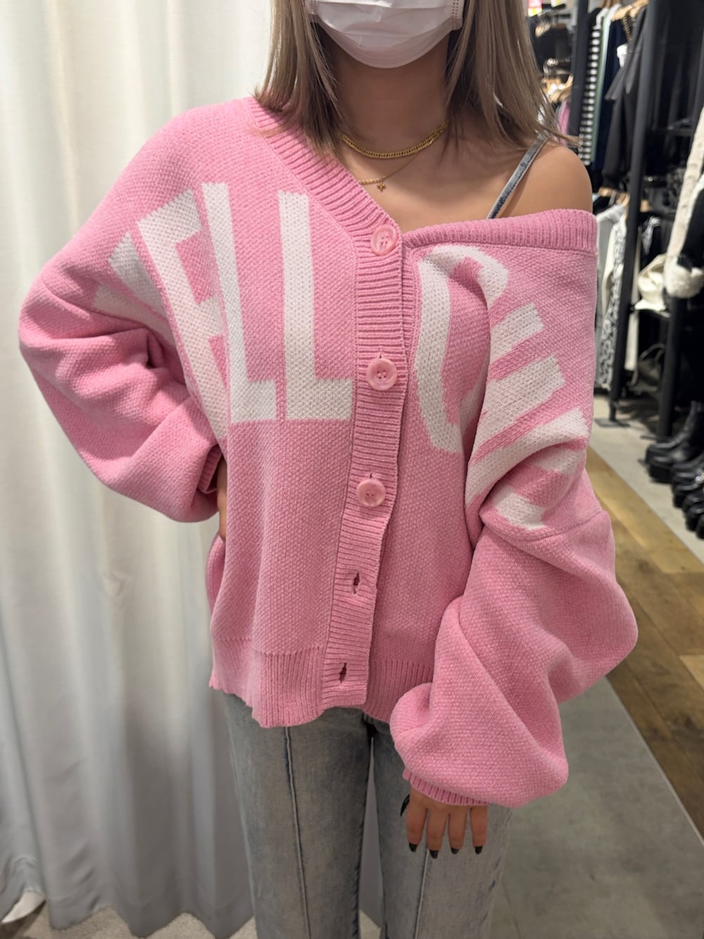 ブルー系のつなぎ/オールインワン、ピンク系のカーディガン/ボレロ、ブラック系のパンプスを着用したレディースの冬コーディネートの4枚目の写真