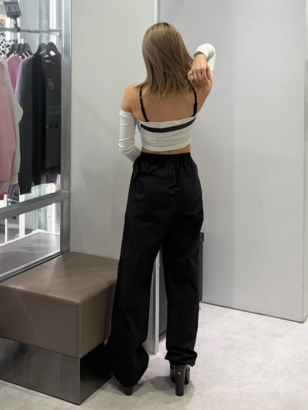 ブラック系のブーツ、ホワイト系のTシャツ/カットソー、ブラック系のその他パンツを着用したレディースの春コーディネートの2枚目の写真