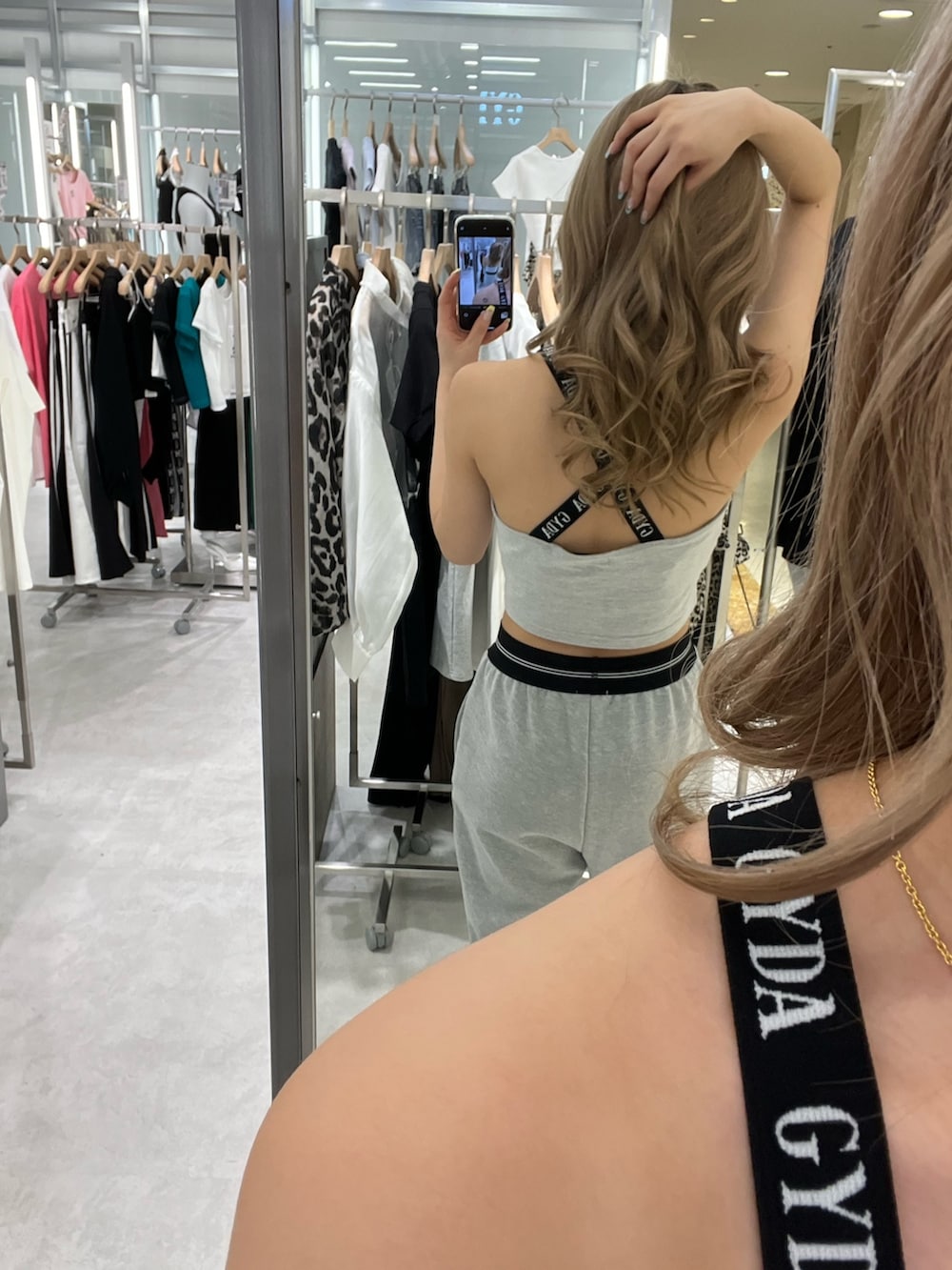 グレー系のキャミソール、グレー系のその他パンツ、ブラック系のサンダルを着用したレディースの春コーディネートの4枚目の写真