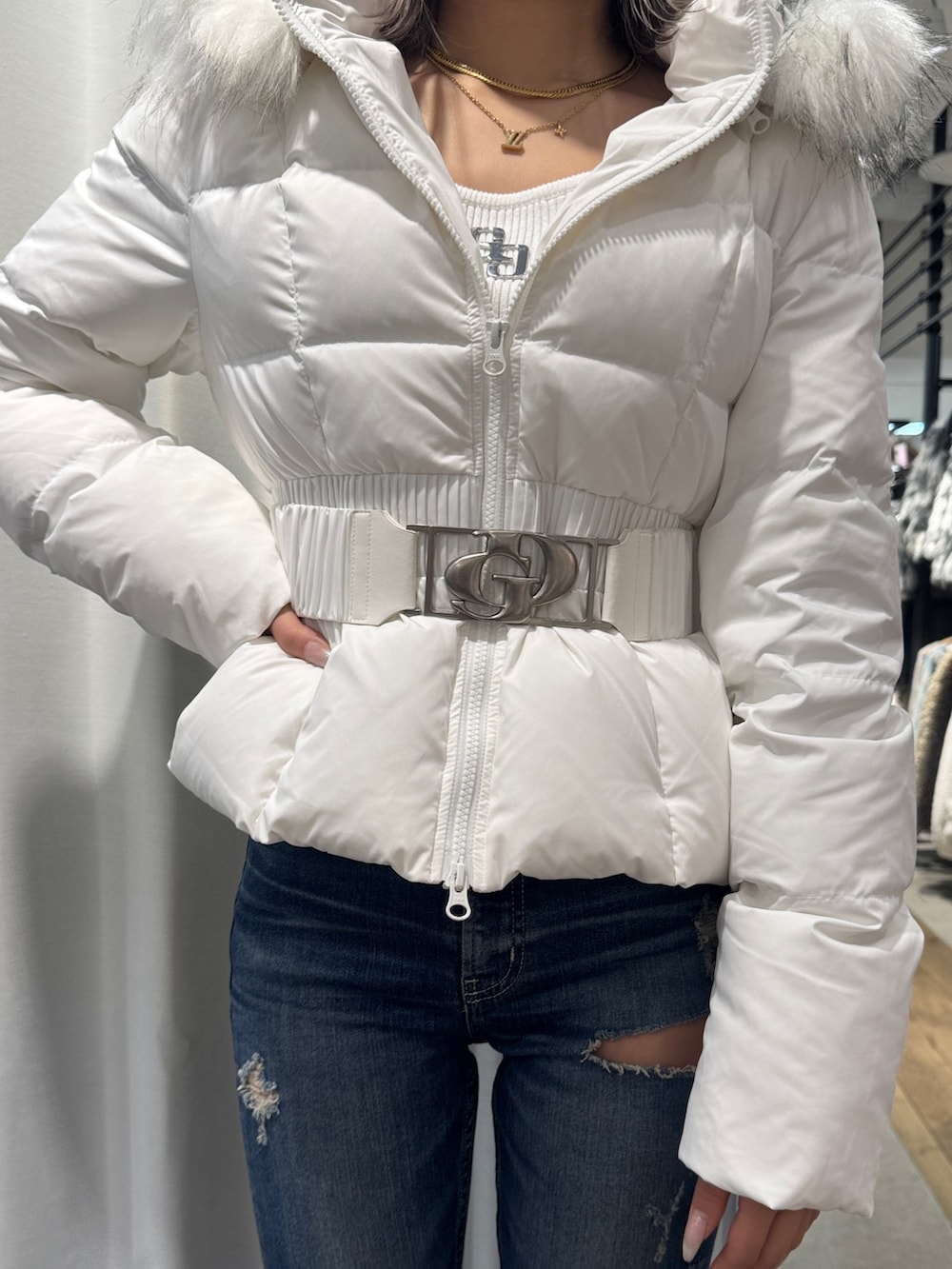 ホワイト系のダウンジャケット/コート、ブルー系のデニムパンツ、ブラック系のブーツを着用したレディースの秋コーディネートの4枚目の写真