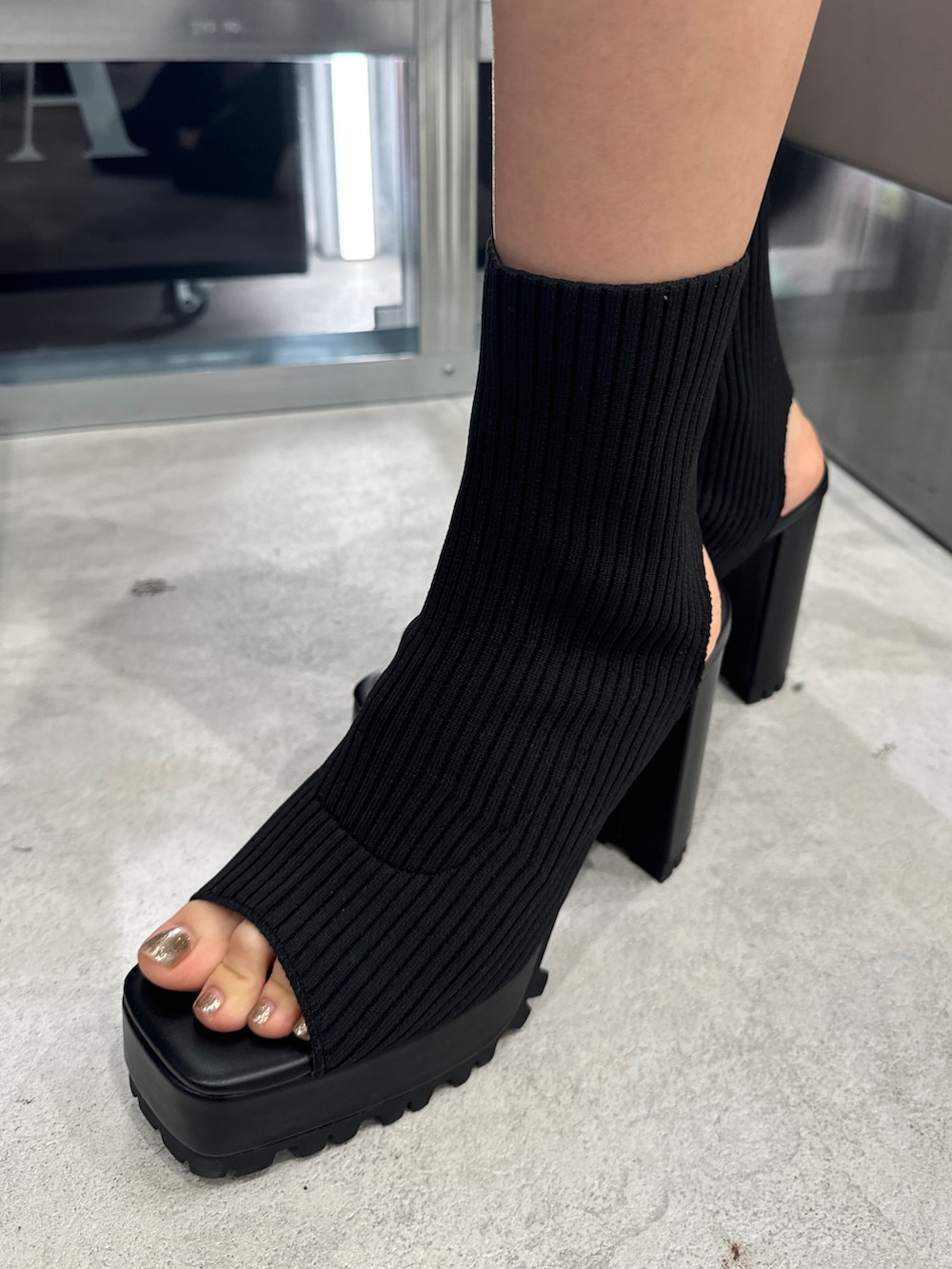 ブラック系のチューブトップ、ベージュ系のカーディガン/ボレロ、ブラック系のその他パンツを着用したレディースの夏コーディネートの5枚目の写真