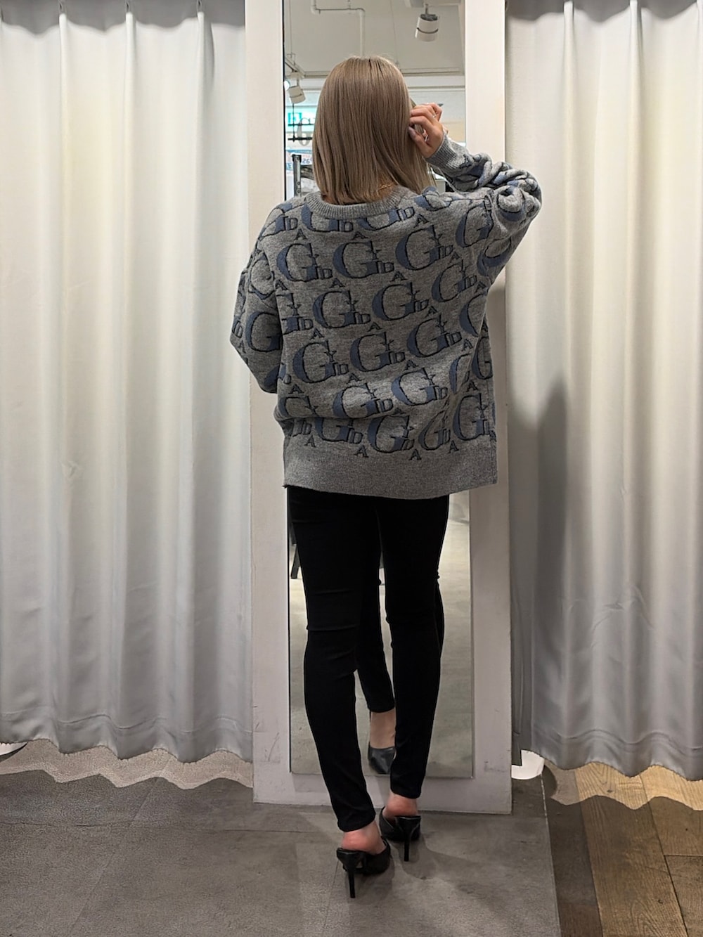 グレー系のニット/セーター、ブラック系のその他パンツ、ブラック系のパンプスを着用したレディースの冬コーディネートの2枚目の写真