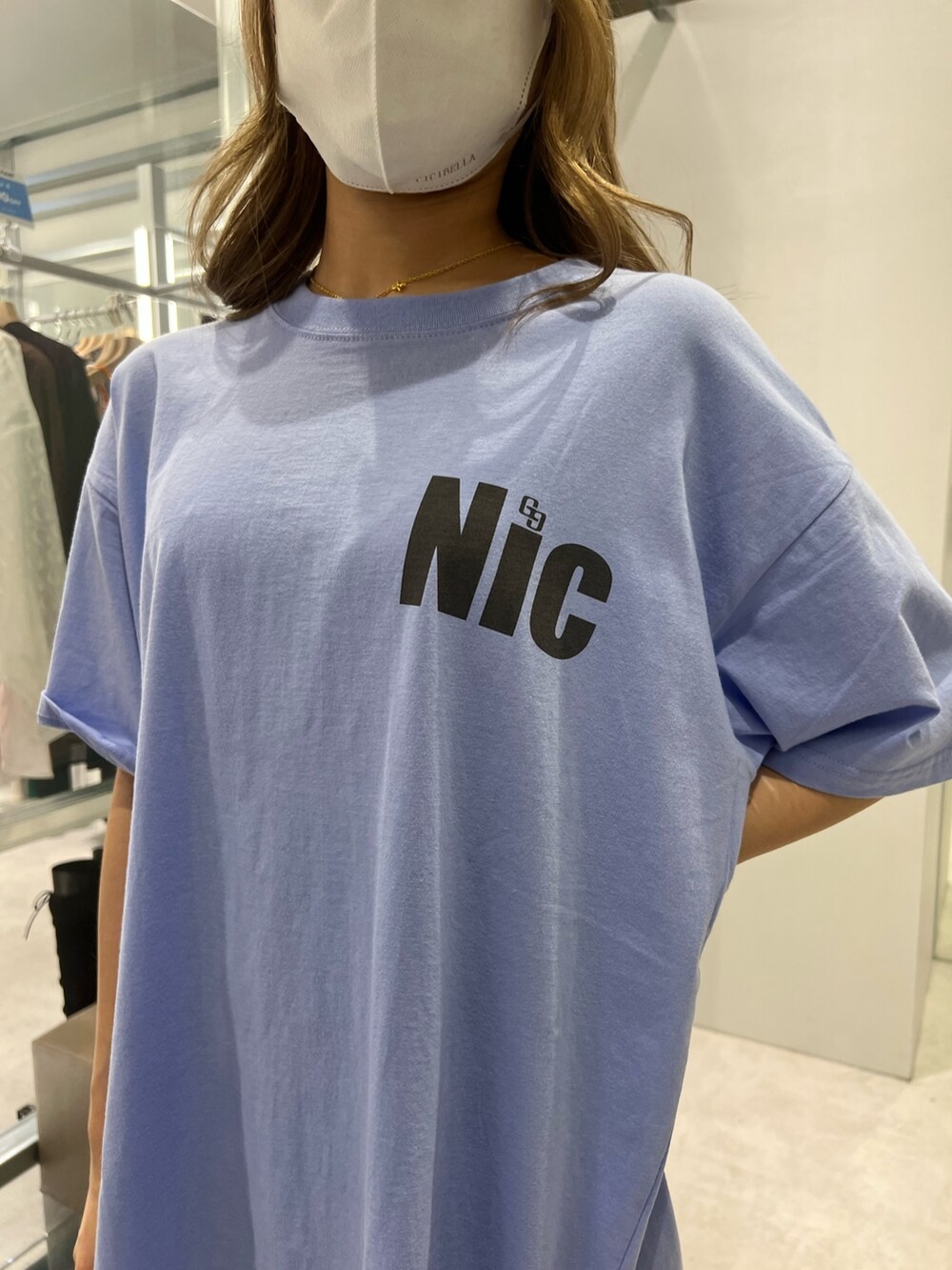 パープル系のTシャツ/カットソー、ホワイト系のハンドバッグ、ホワイト系のスニーカーを着用したレディースの夏コーディネートの4枚目の写真