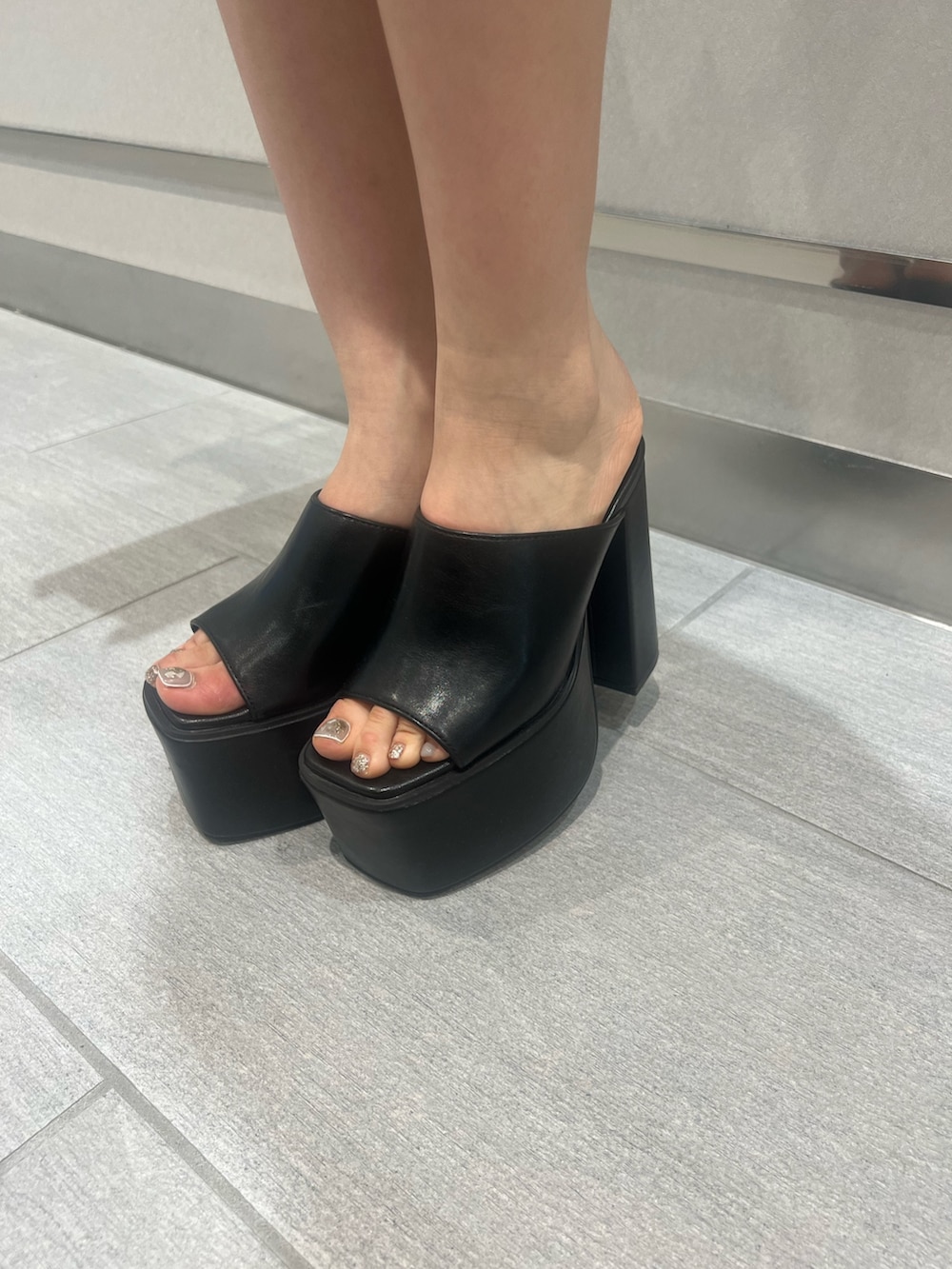 ピンク系のニット/セーター、ピンク系のスカート、ブラック系のサンダルを着用したレディースの夏コーディネートの6枚目の写真