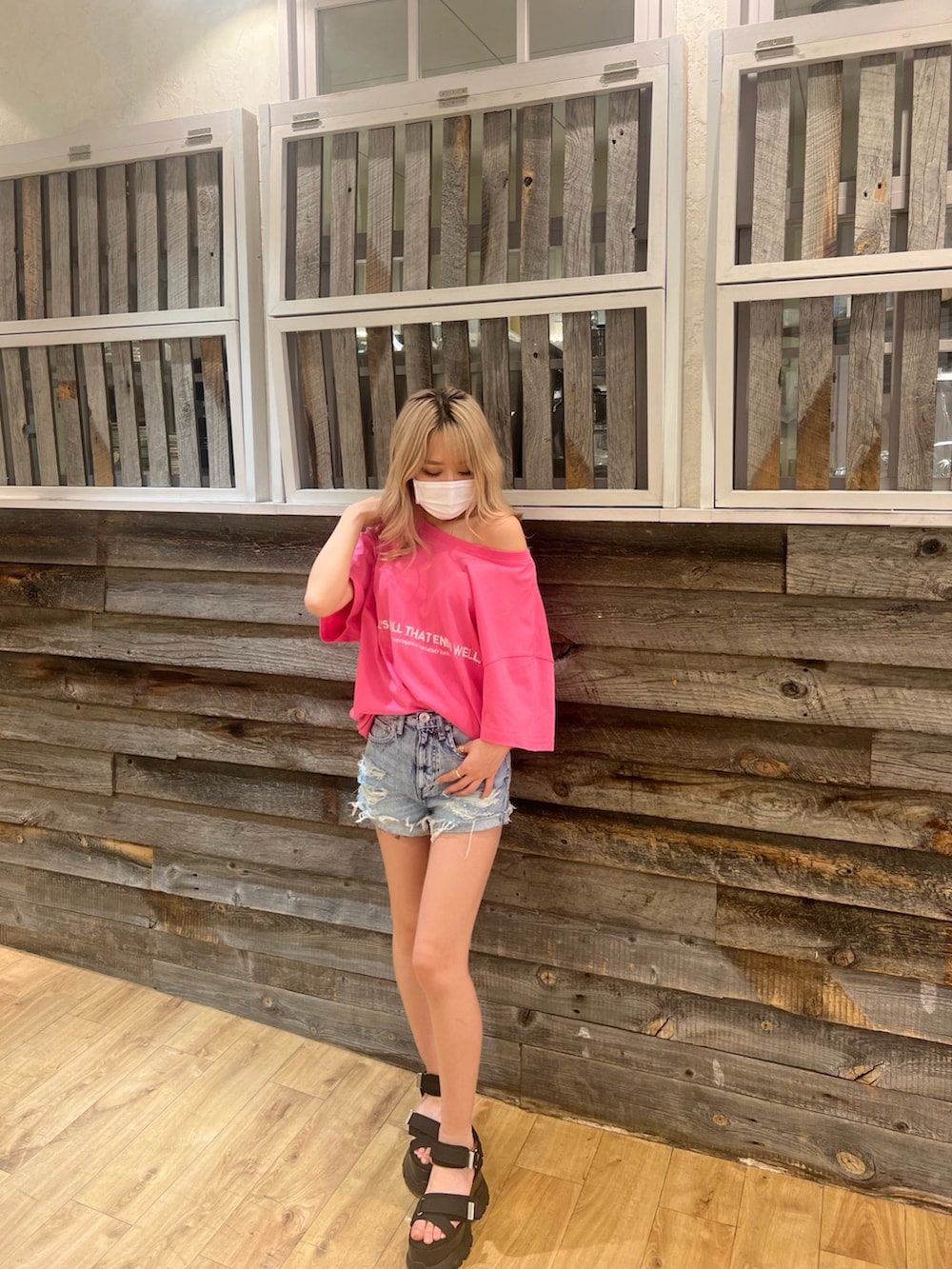 ピンク系のTシャツ/カットソー、ホワイト系のTシャツ/カットソー、ブルー系のデニムパンツを着用したレディースの春コーディネートの2枚目の写真