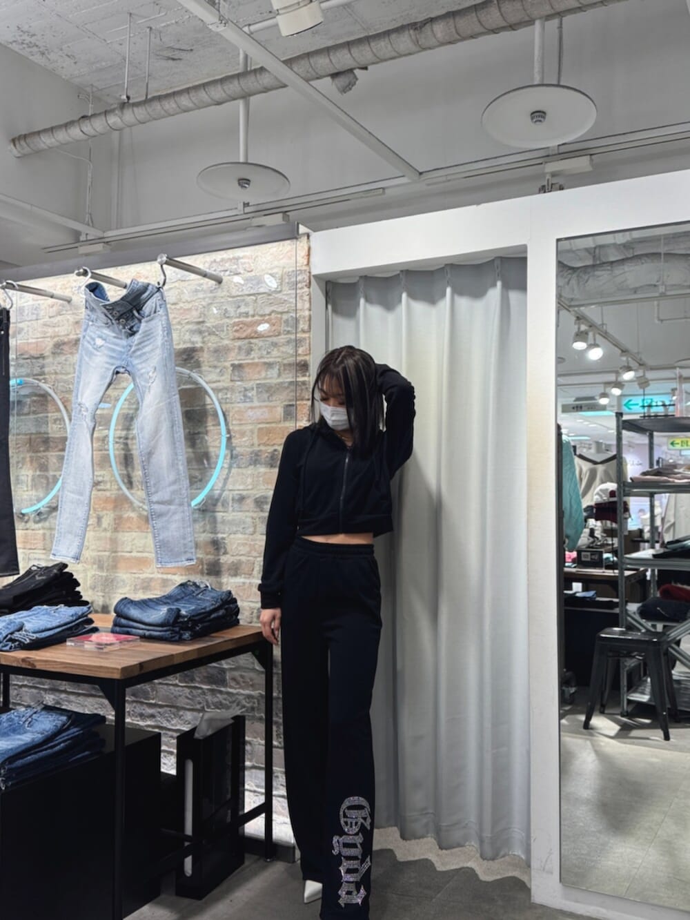 ホワイト系のパンプス、ブラック系のパーカー、ブラック系のスウェットパンツを着用したレディースの冬コーディネートの7枚目の写真