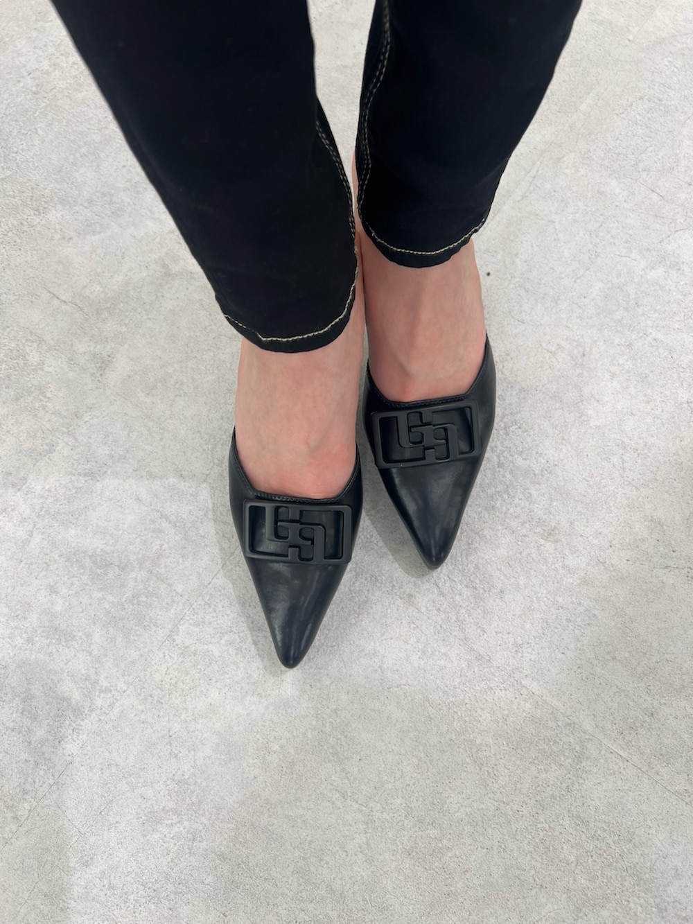 ブラック系のカーディガン/ボレロ、ブラック系のニット/セーター、ブラック系のデニムパンツを着用したレディースの春コーディネートの5枚目の写真