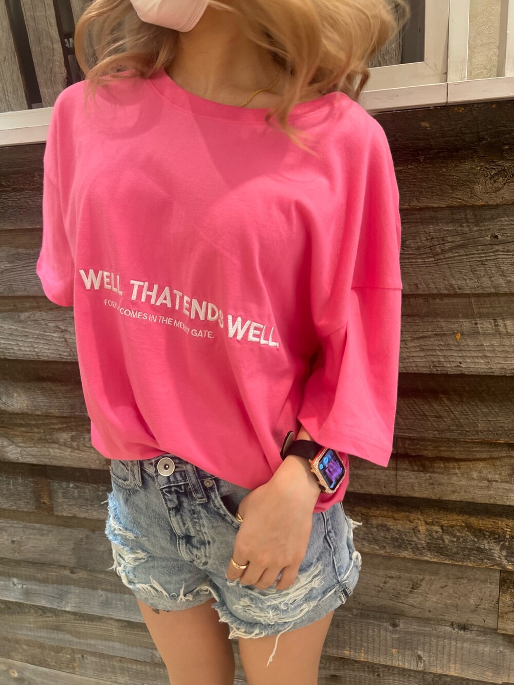 ピンク系のTシャツ/カットソー、ホワイト系のTシャツ/カットソー、ブルー系のデニムパンツを着用したレディースの春コーディネートの4枚目の写真