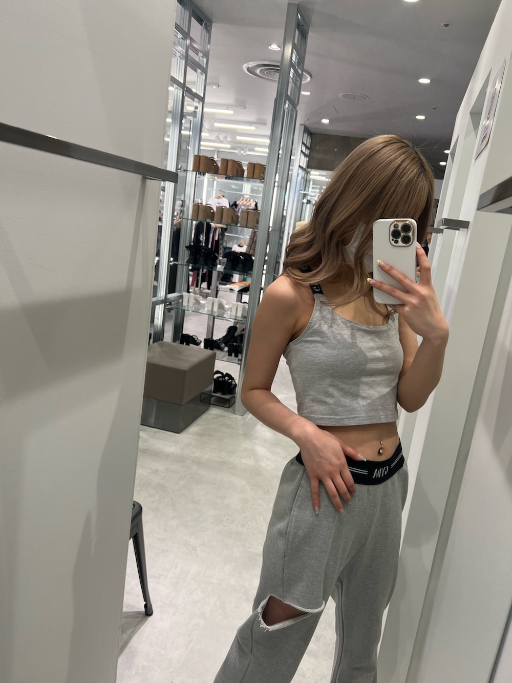 グレー系のキャミソール、グレー系のその他パンツ、ブラック系のサンダルを着用したレディースの春コーディネートの2枚目の写真