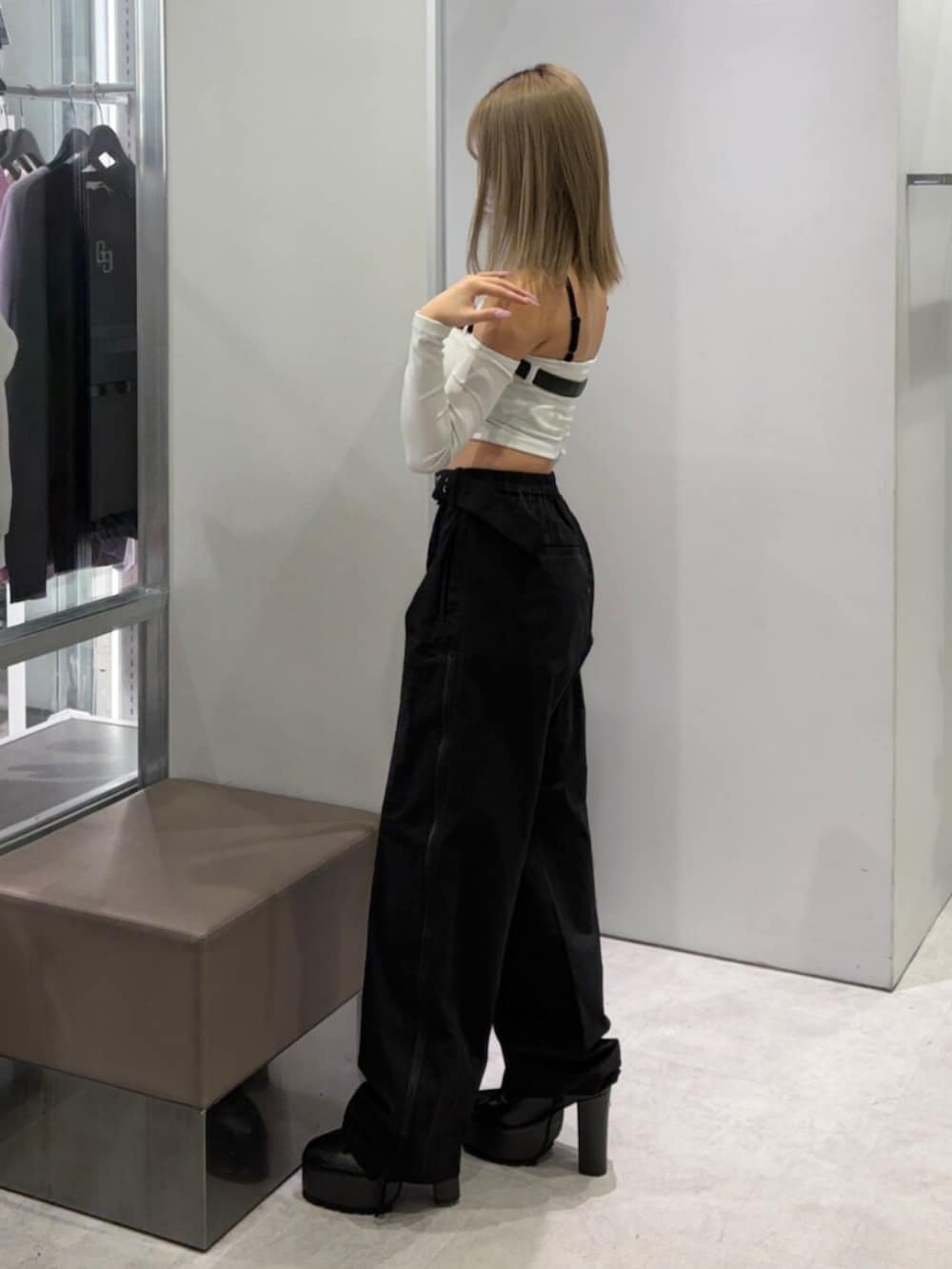 ブラック系のブーツ、ホワイト系のTシャツ/カットソー、ブラック系のその他パンツを着用したレディースの春コーディネートの3枚目の写真