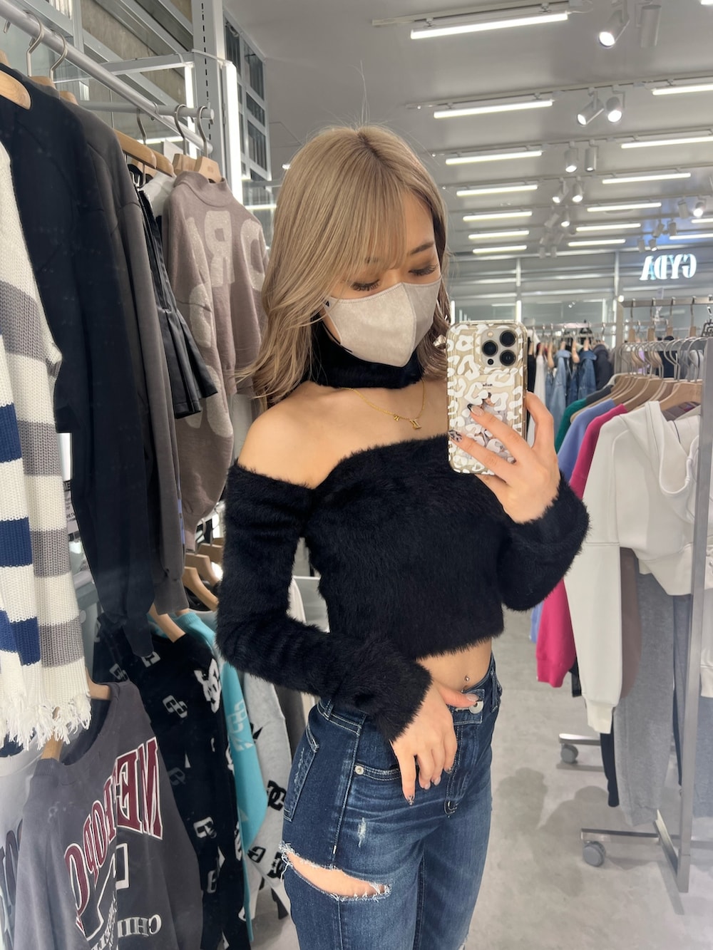 ブラック系のニット/セーター、ブルー系のデニムパンツ、ブラック系のパンプスを着用したレディースの秋コーディネートの3枚目の写真