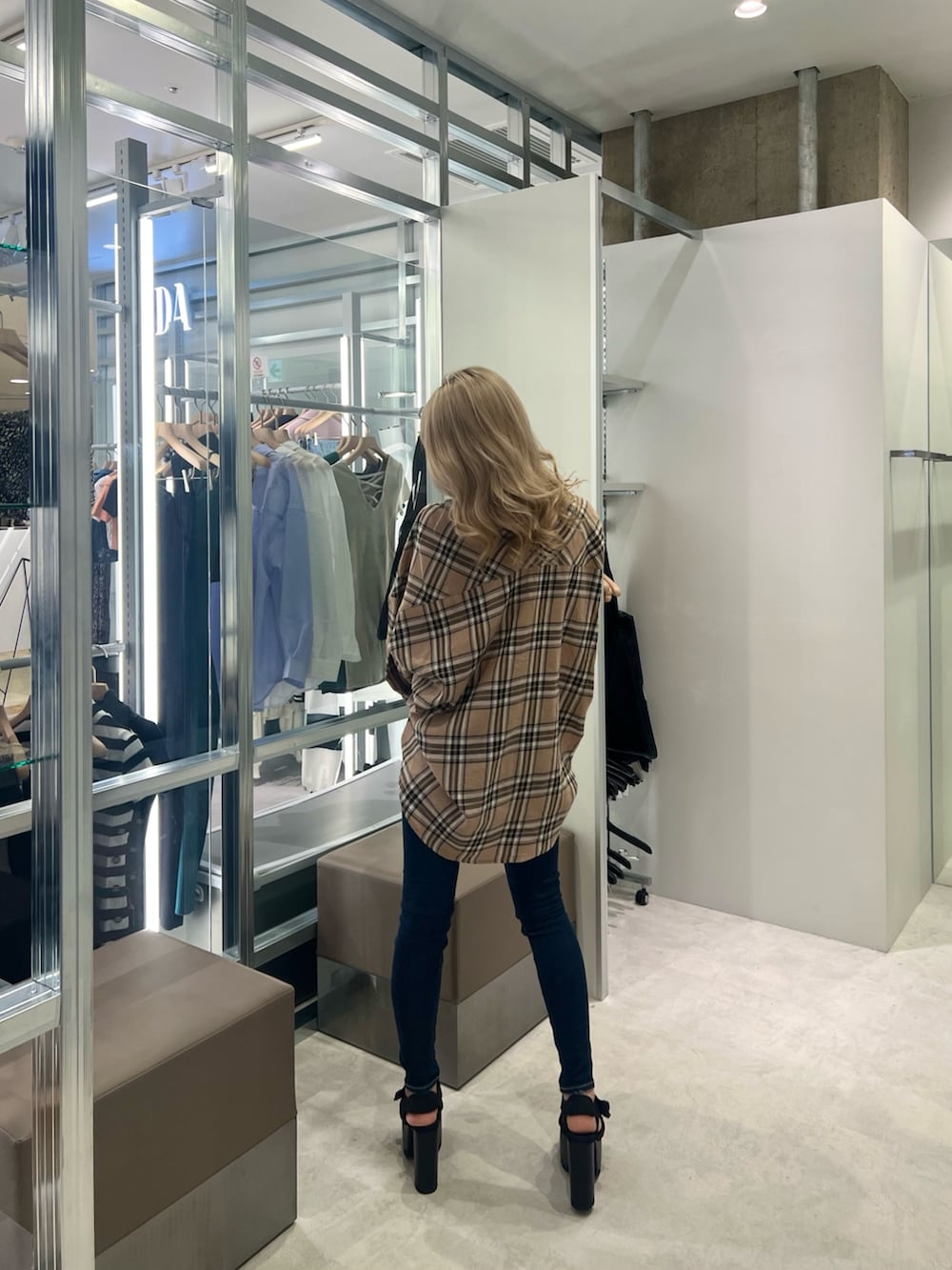 ブラック系のサンダル、ベージュ系のシャツ/ブラウス、ブルー系のデニムパンツを着用したレディースの春コーディネートの2枚目の写真