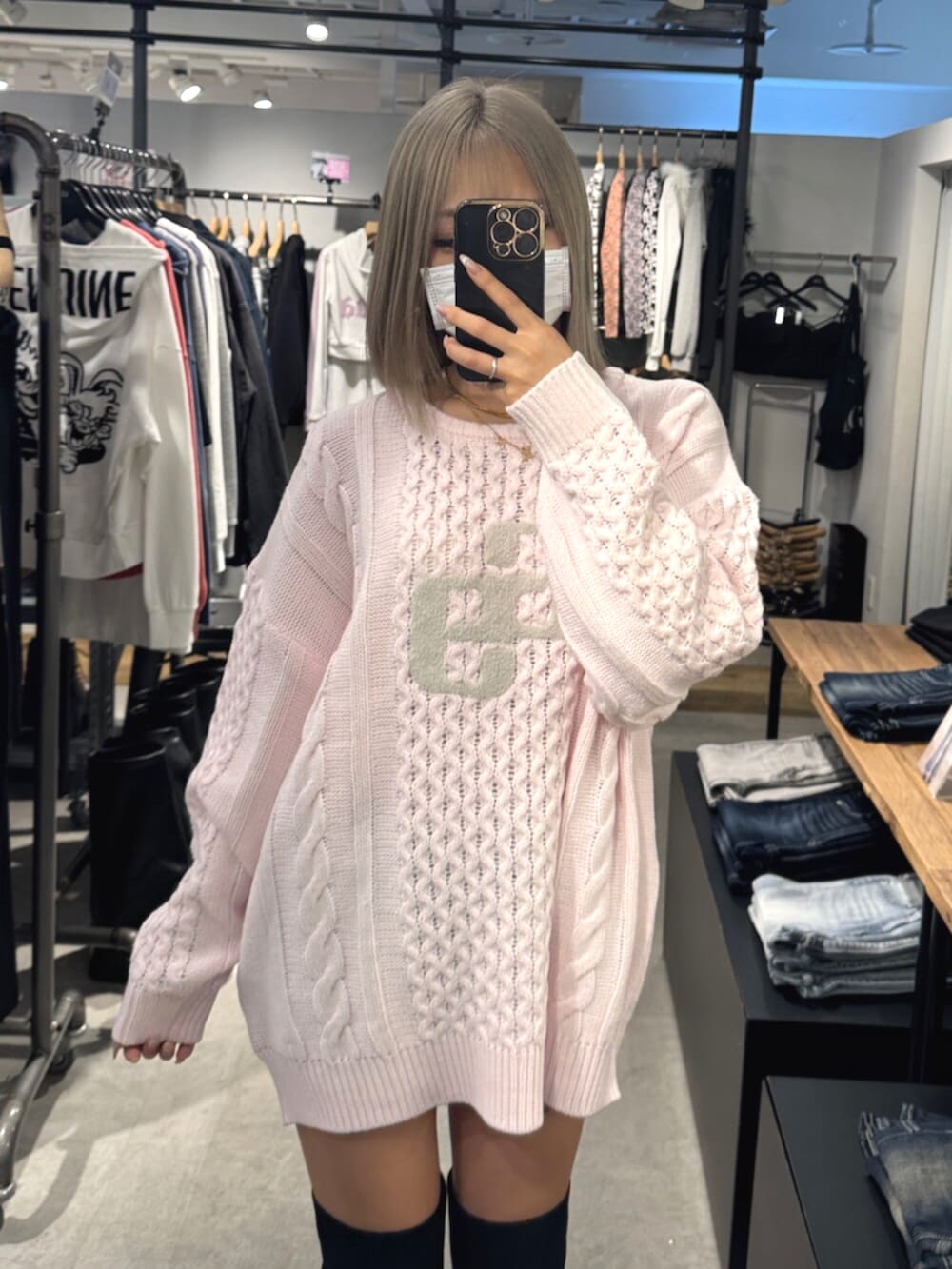 ピンク系のニット/セーター、ブラック系のブーツを着用したレディースの秋コーディネートの7枚目の写真