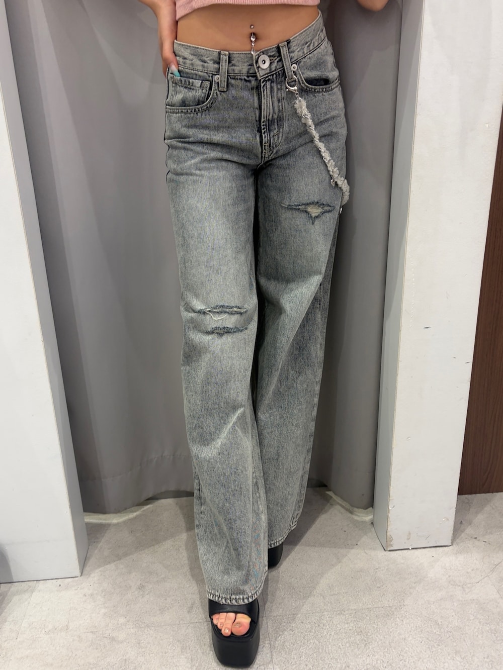 ピンク系のキャミソール、ブルー系のデニムパンツ、ブラック系のサンダルを着用したレディースの春コーディネートの5枚目の写真