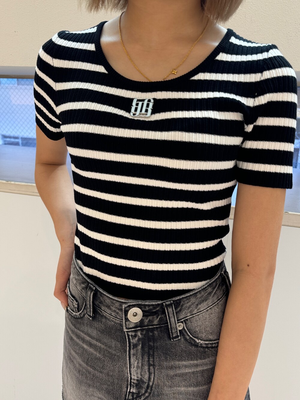 その他のニット/セーター、ブラック系のデニムスカート、ブラック系のサンダルを着用したレディースの夏コーディネートの4枚目の写真