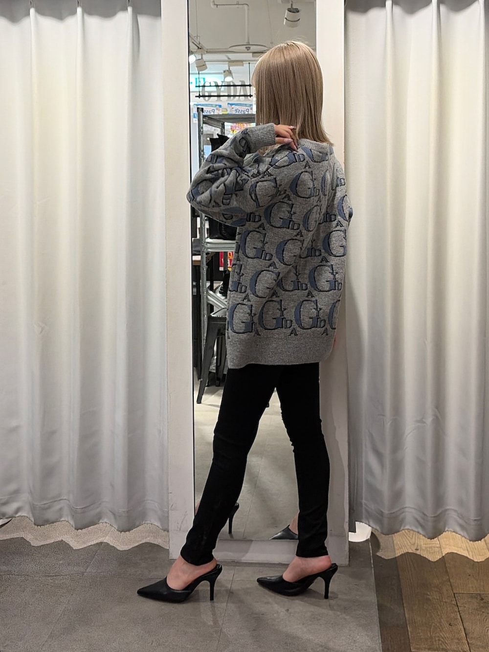 グレー系のニット/セーター、ブラック系のその他パンツ、ブラック系のパンプスを着用したレディースの冬コーディネートの3枚目の写真