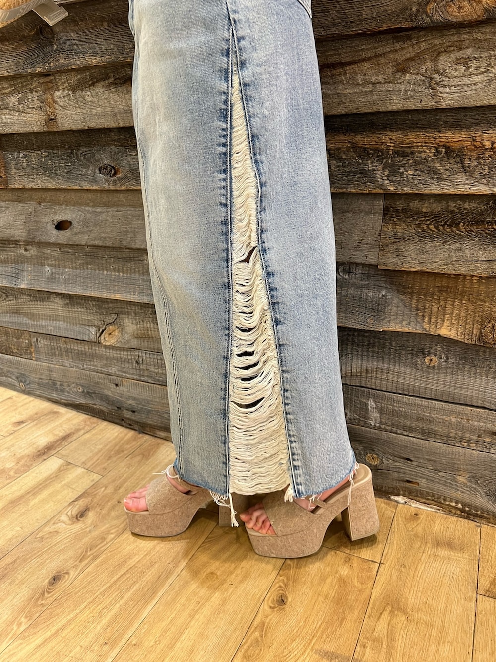 ホワイト系のサンダル、ブルー系のデニムスカート、ホワイト系のニット/セーターを着用したレディースの春コーディネートの3枚目の写真