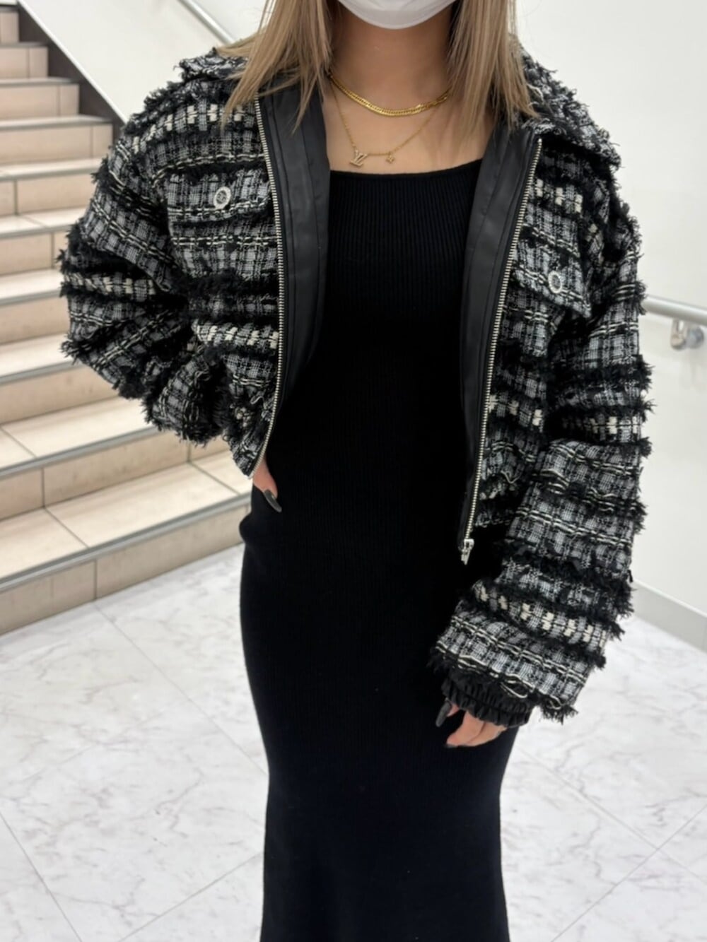 ブラック系のブーツ、ブラック系のその他アウター、ブラック系のワンピースを着用したレディースの春コーディネートの4枚目の写真