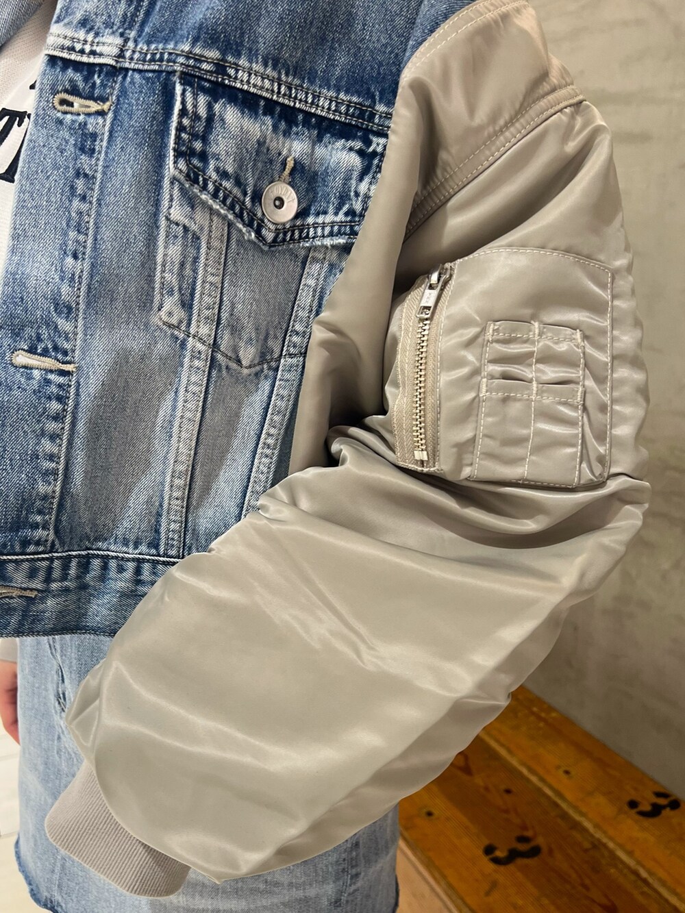 ブルー系のデニムジャケット、ブルー系のデニムスカート、ブラック系のブーツを着用したレディースの冬コーディネートの3枚目の写真