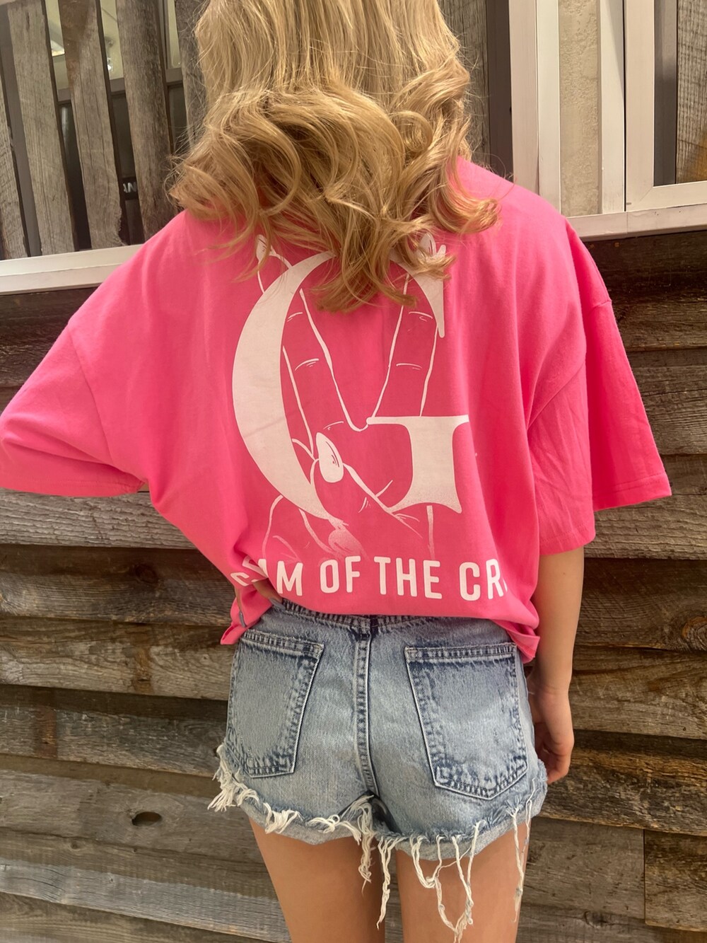 ピンク系のTシャツ/カットソー、ホワイト系のTシャツ/カットソー、ブルー系のデニムパンツを着用したレディースの春コーディネートの5枚目の写真