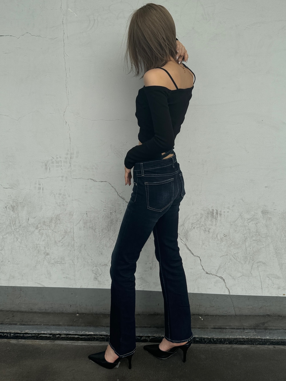 ブラック系のTシャツ/カットソー、ブルー系のデニムパンツ、ブラック系のパンプスを着用したレディースの秋コーディネートの3枚目の写真