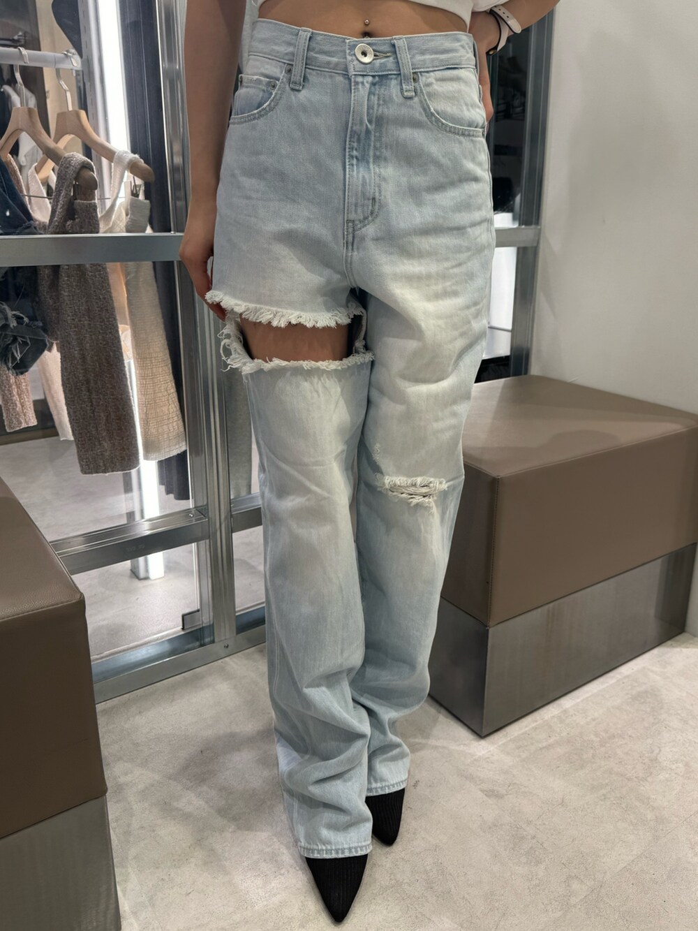 ホワイト系のTシャツ/カットソー、ブルー系のデニムパンツ、ブラック系のパンプスを着用したレディースの春コーディネートの4枚目の写真