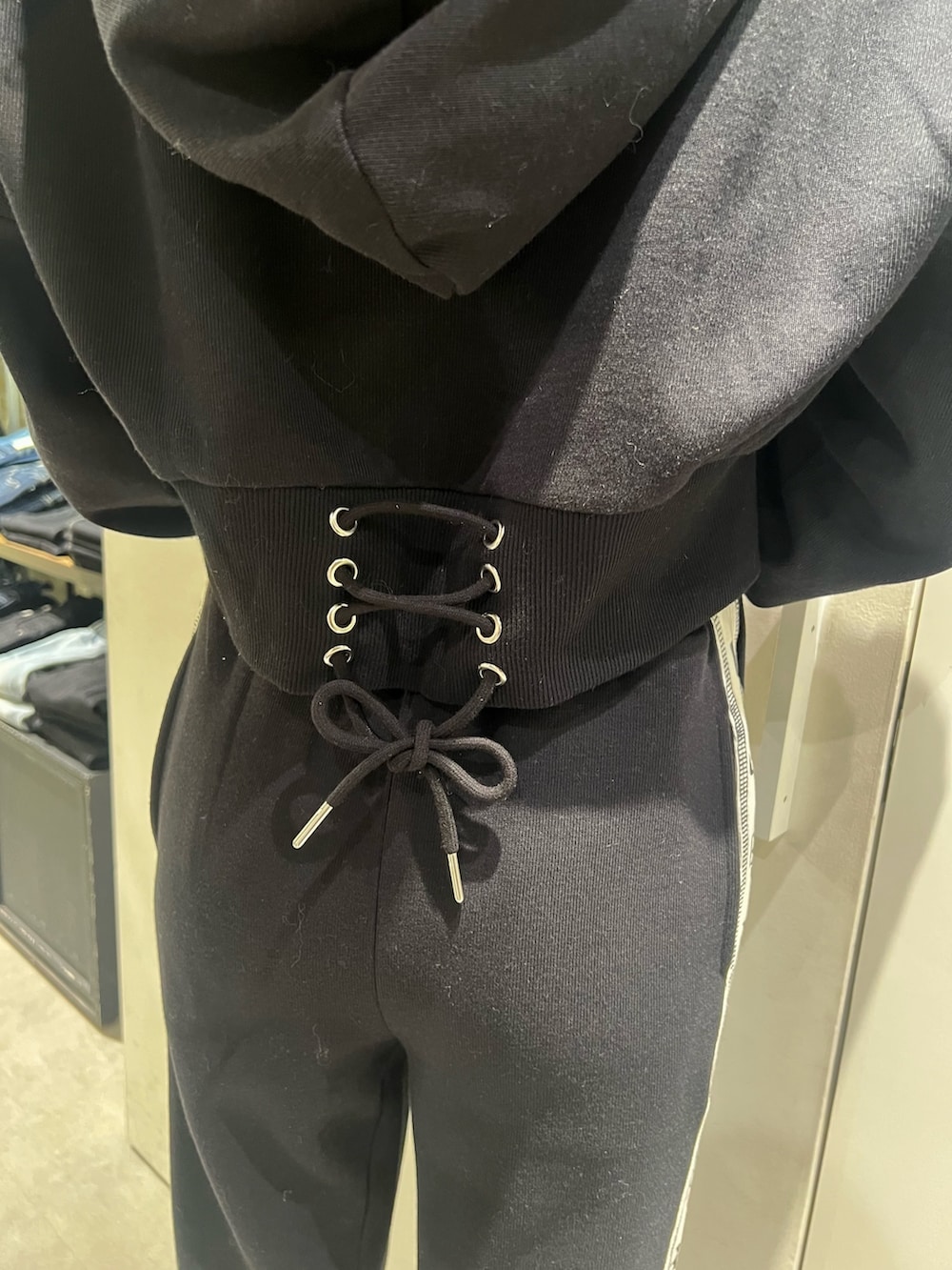 ブラック系のその他パンツ、ブラック系のパーカー、ブラック系のブーツを着用したレディースの冬コーディネートの4枚目の写真