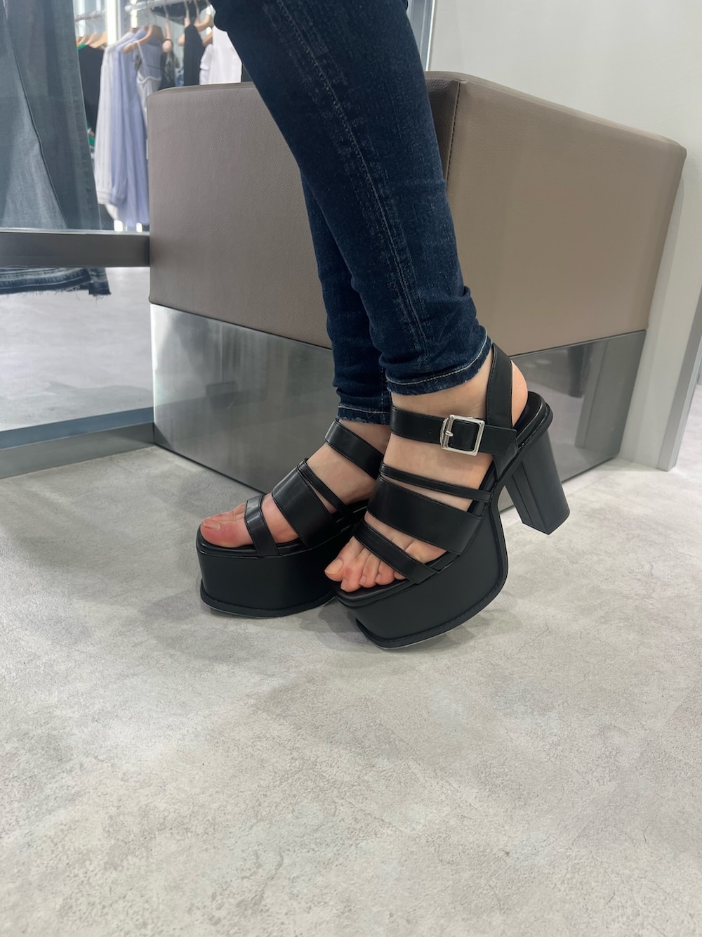 その他のシャツ/ブラウス、ブルー系のデニムパンツ、ブラック系のキャミソールを着用したレディースの春コーディネートの5枚目の写真