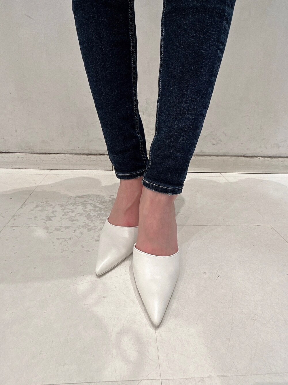 ブラック系のパーカー、ブルー系のデニムパンツ、ブルー系のデニムパンツを着用したレディースの冬コーディネートの5枚目の写真