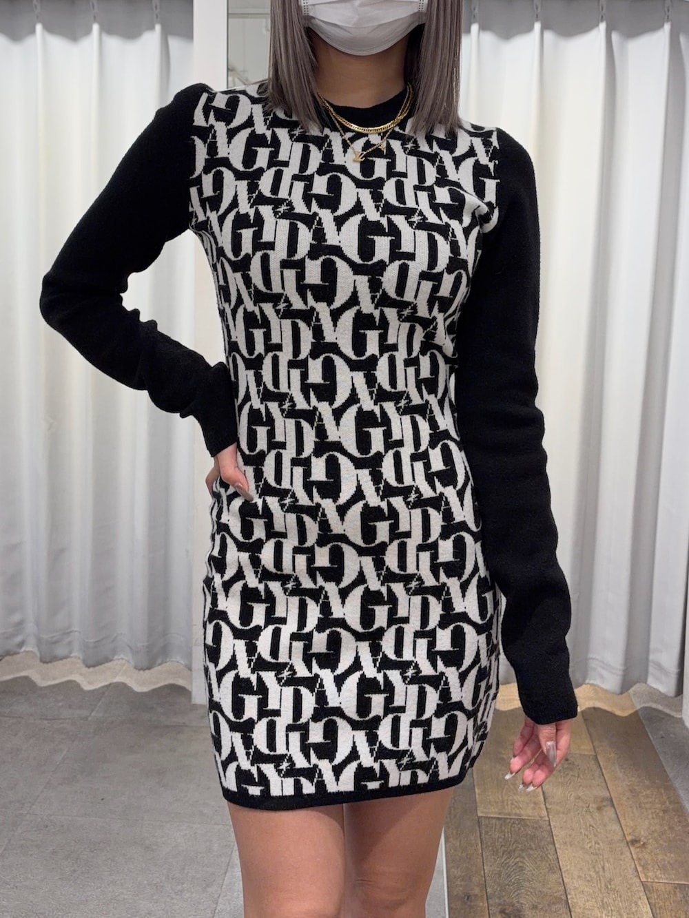 ブラック系のワンピース、ブラック系のブーツを着用したレディースの冬コーディネートの4枚目の写真