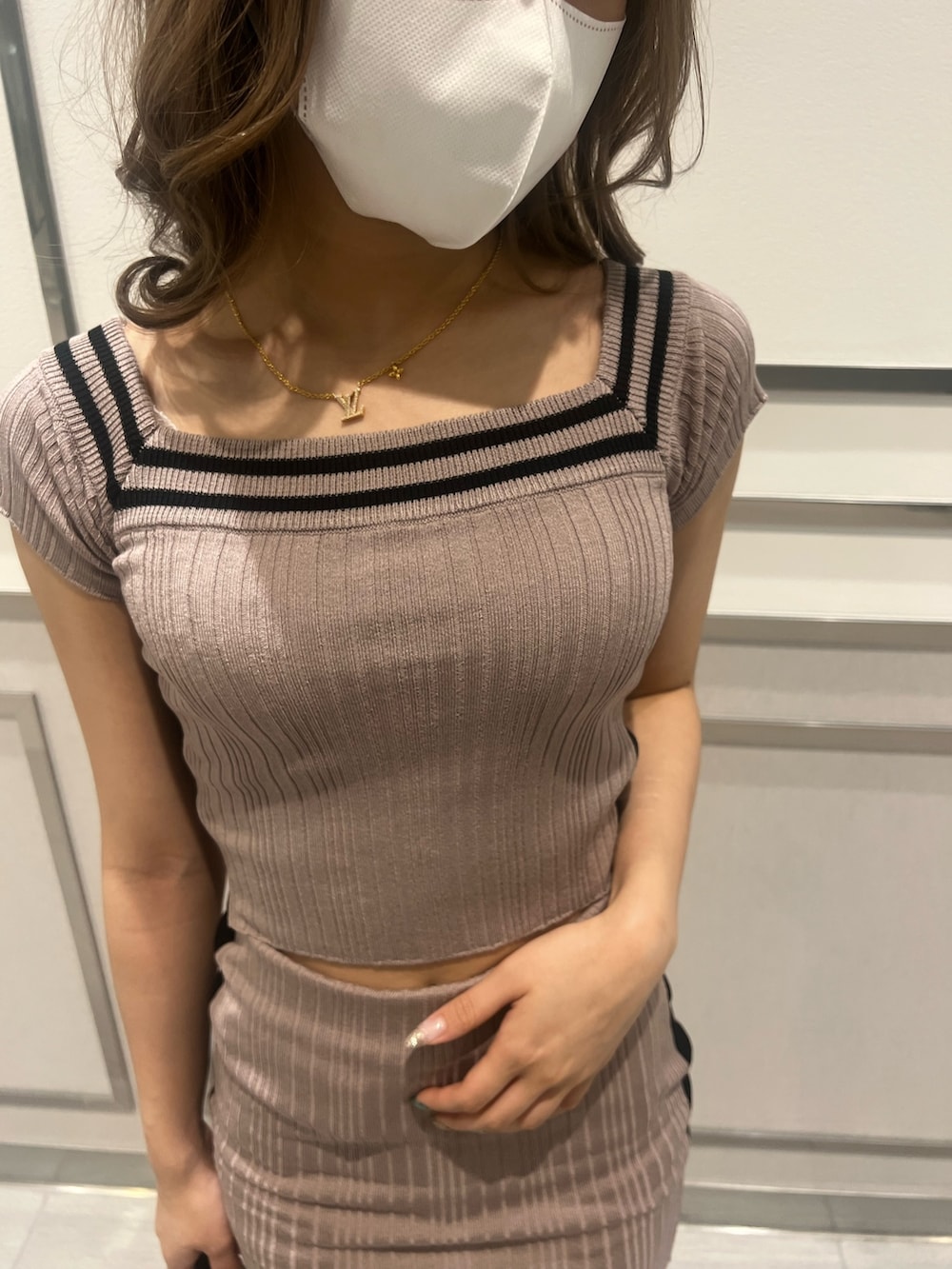 ピンク系のニット/セーター、ピンク系のスカート、ブラック系のサンダルを着用したレディースの夏コーディネートの4枚目の写真