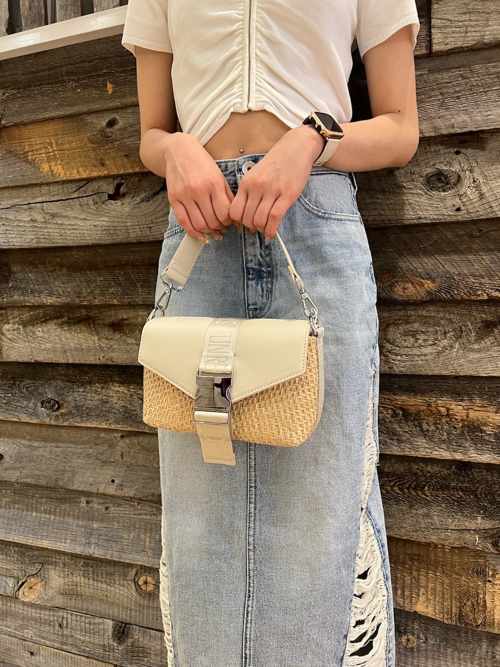 ホワイト系のサンダル、ブルー系のデニムスカート、ホワイト系のニット/セーターを着用したレディースの春コーディネートの4枚目の写真