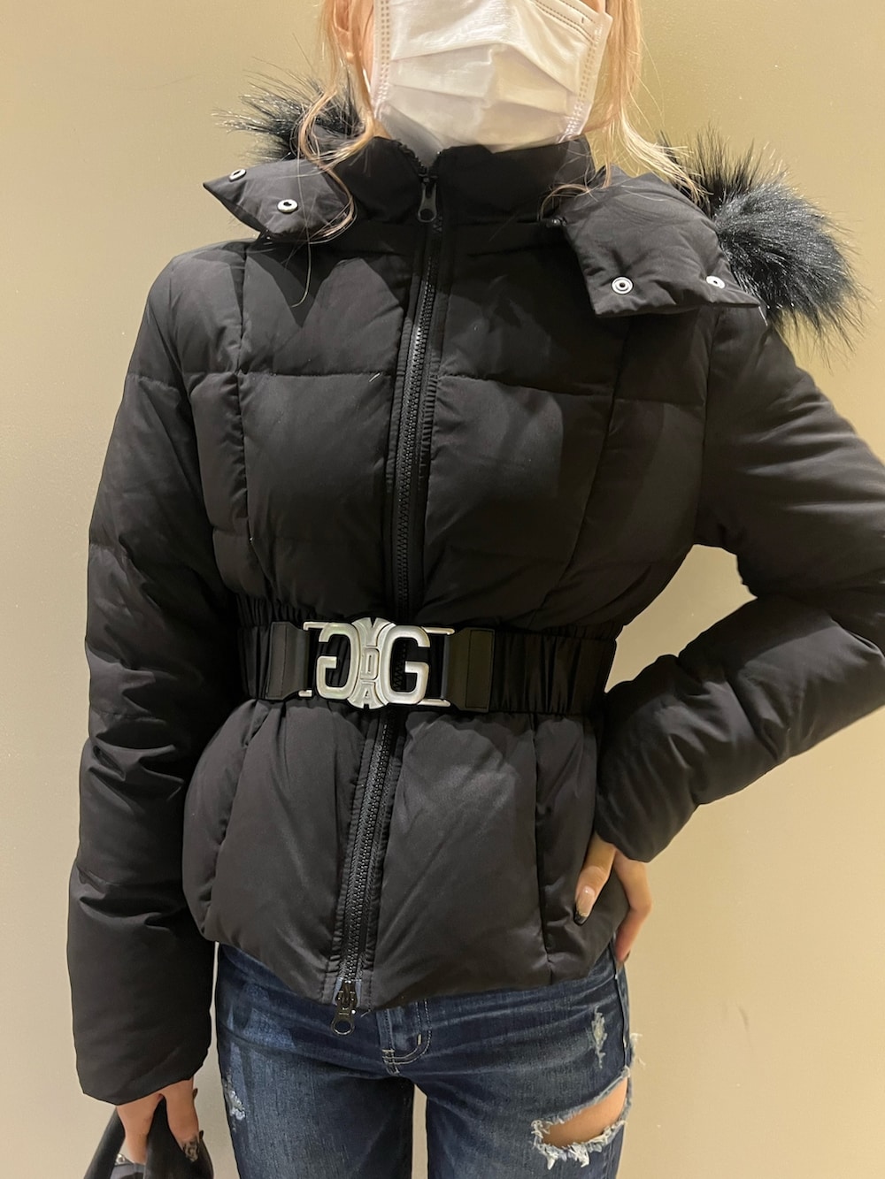 ブラック系のダウンジャケット/コート、ブルー系のデニムパンツ、ブラック系のブーツを着用したレディースの秋コーディネートの2枚目の写真