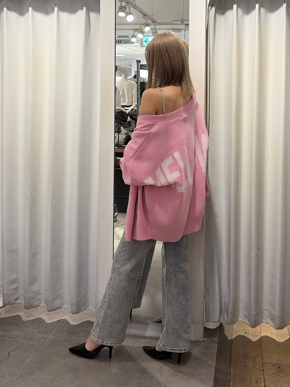 ブルー系のつなぎ/オールインワン、ピンク系のカーディガン/ボレロ、ブラック系のパンプスを着用したレディースの冬コーディネートの3枚目の写真