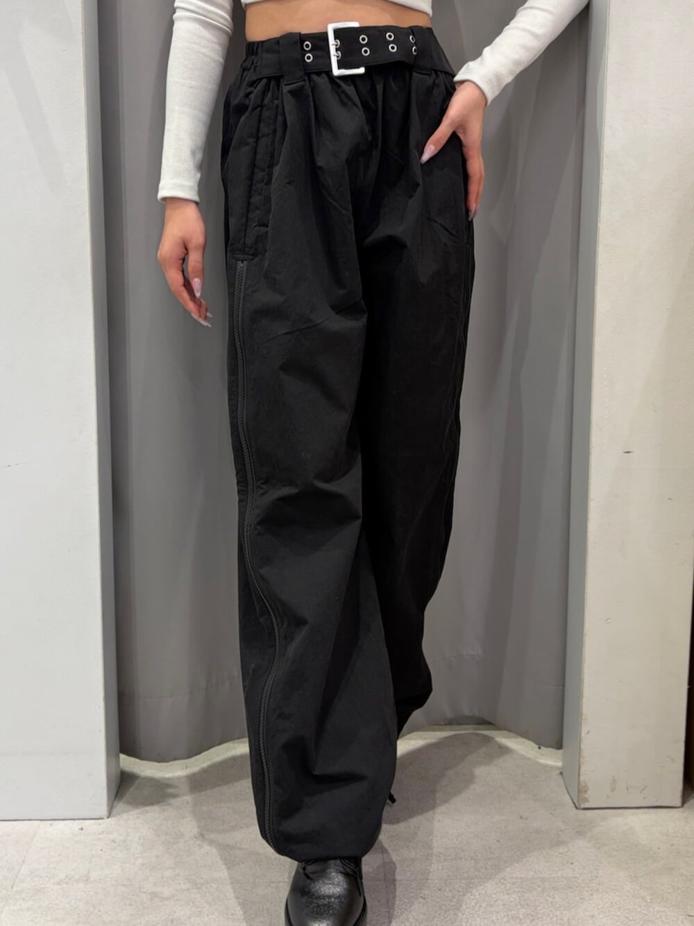 ブラック系のブーツ、ホワイト系のTシャツ/カットソー、ブラック系のその他パンツを着用したレディースの春コーディネートの5枚目の写真