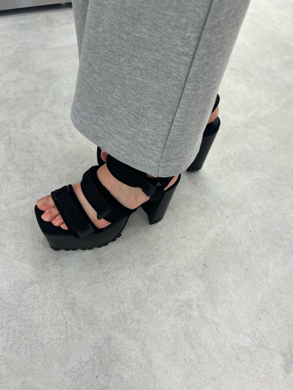 グレー系のキャミソール、グレー系のその他パンツ、ブラック系のサンダルを着用したレディースの春コーディネートの5枚目の写真