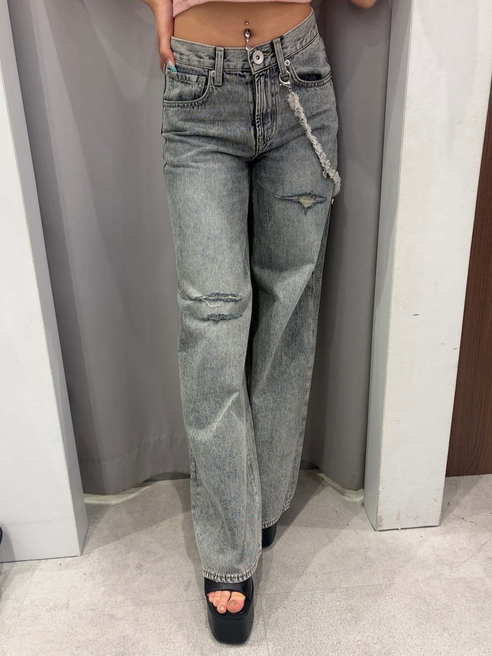 ピンク系のキャミソール、ブルー系のデニムパンツ、ブラック系のサンダルを着用したレディースの春コーディネートの5枚目の写真