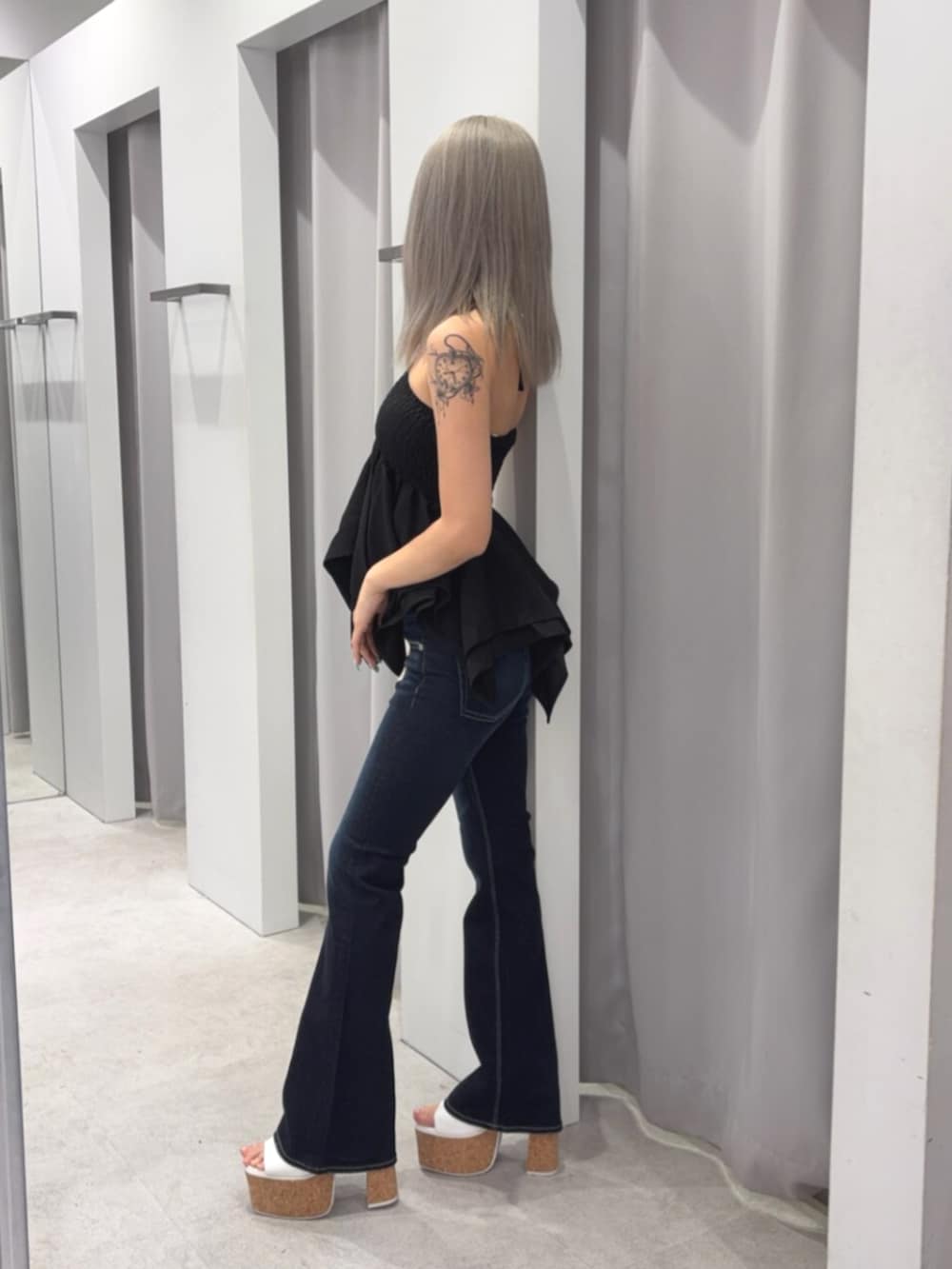 ホワイト系のその他シューズ、ブラック系のキャミソール、ブルー系のデニムパンツを着用したレディースの夏コーディネートの2枚目の写真