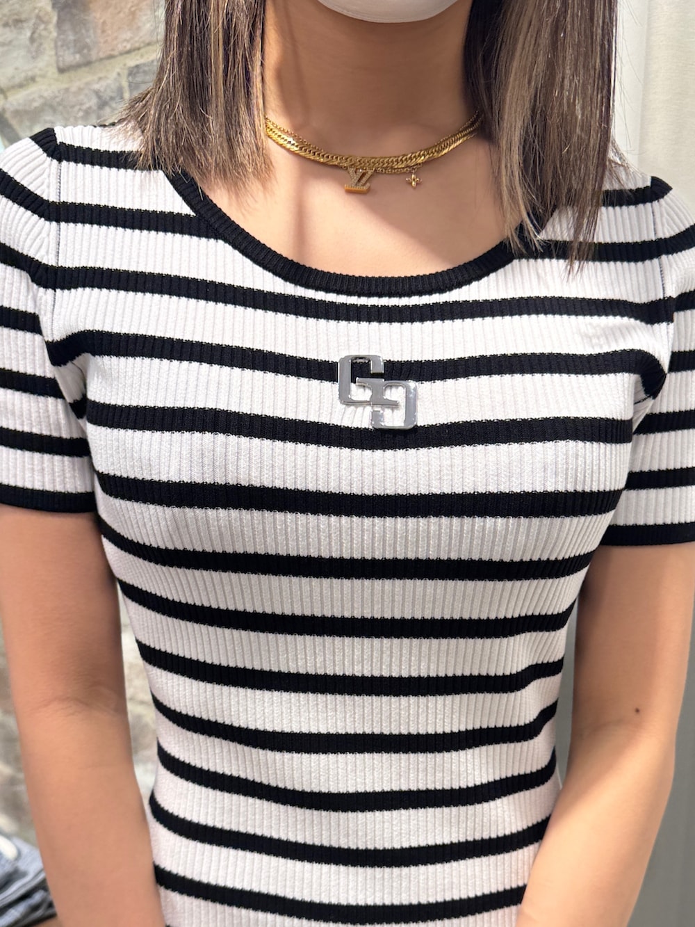 その他のワンピース、ブラック系のサンダルを着用したレディースの春コーディネートの4枚目の写真