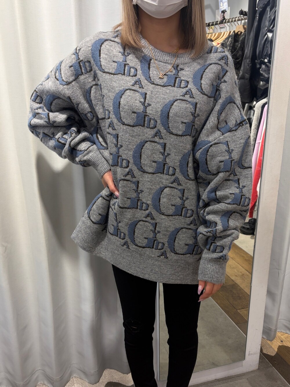 グレー系のニット/セーター、ブラック系のその他パンツ、ブラック系のパンプスを着用したレディースの冬コーディネートの4枚目の写真