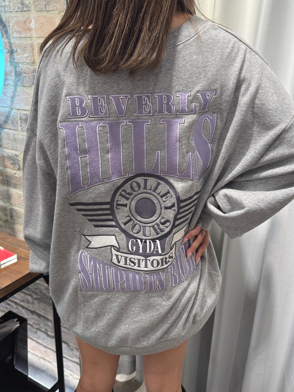 グレー系のスウェット、ブラック系のブーツを着用したレディースの夏コーディネートの4枚目の写真