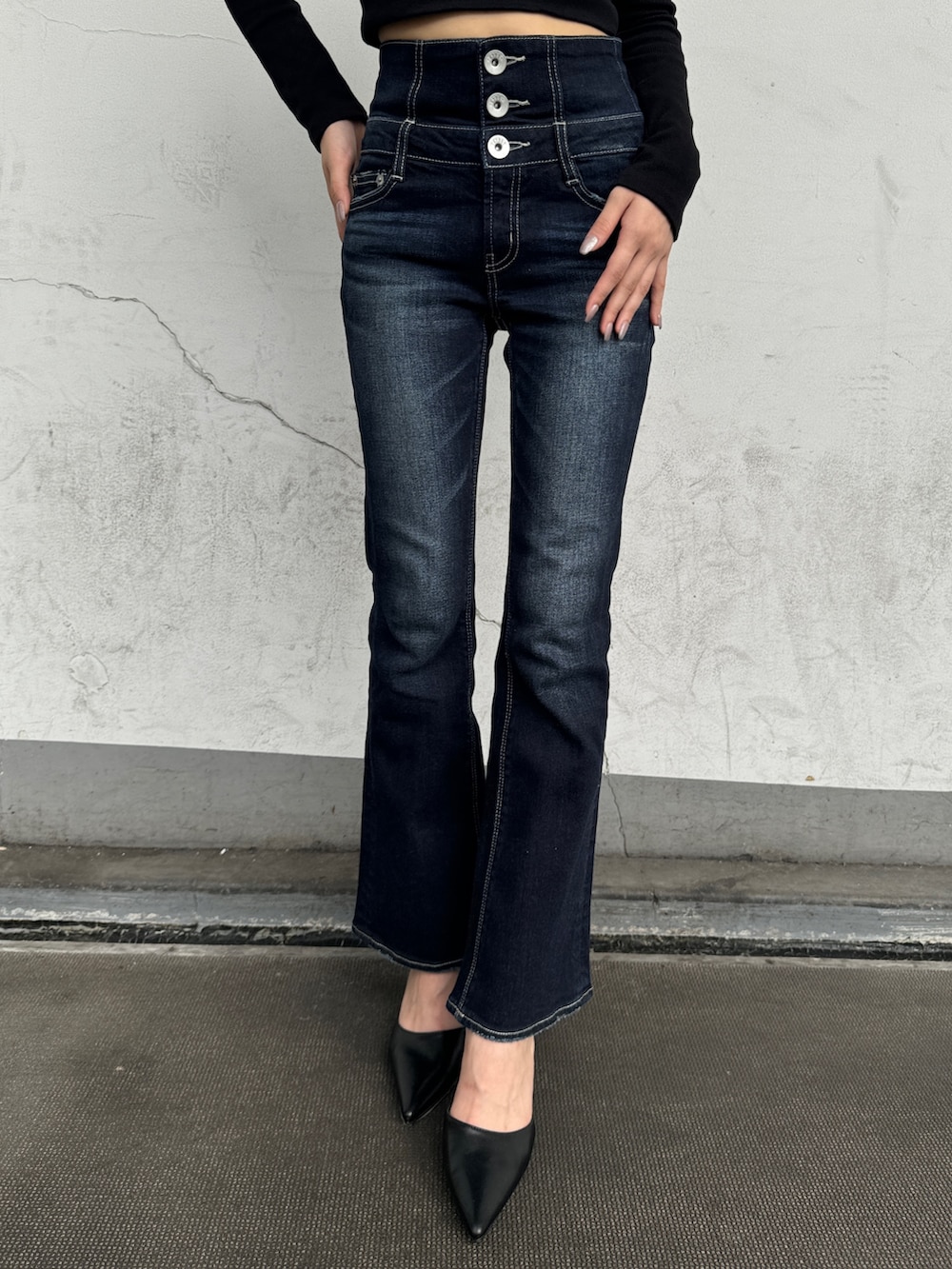 ブラック系のTシャツ/カットソー、ブルー系のデニムパンツ、ブラック系のパンプスを着用したレディースの秋コーディネートの4枚目の写真