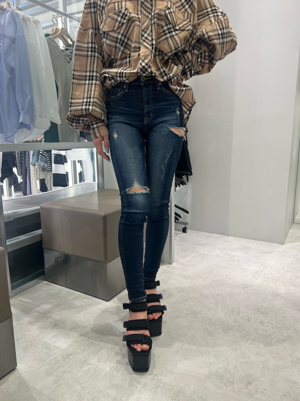 ブラック系のサンダル、ベージュ系のシャツ/ブラウス、ブルー系のデニムパンツを着用したレディースの春コーディネートの4枚目の写真