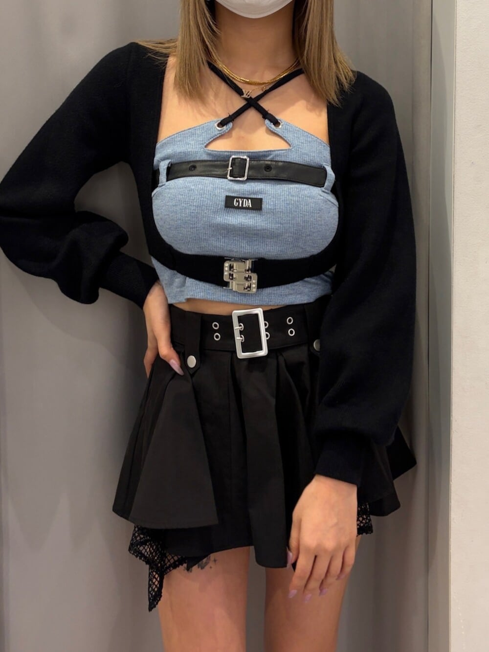ブラック系のブーツ、ブルー系のキャミソール、ブラック系のカーディガン/ボレロを着用したレディースの春コーディネートの4枚目の写真