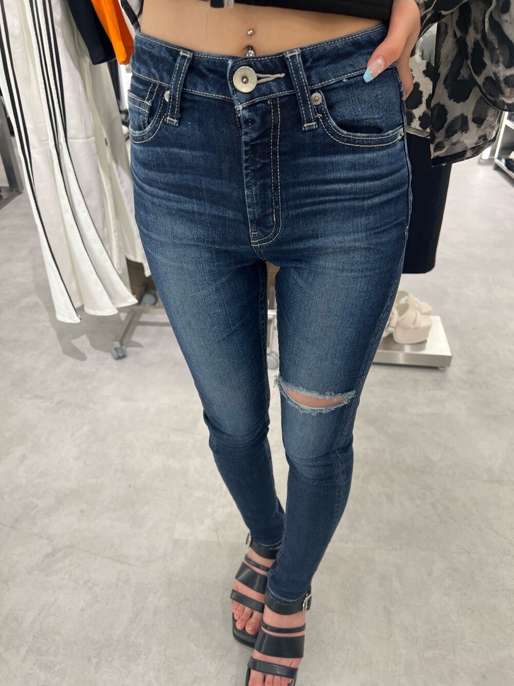 その他のシャツ/ブラウス、ブルー系のデニムパンツ、ブラック系のキャミソールを着用したレディースの春コーディネートの2枚目の写真